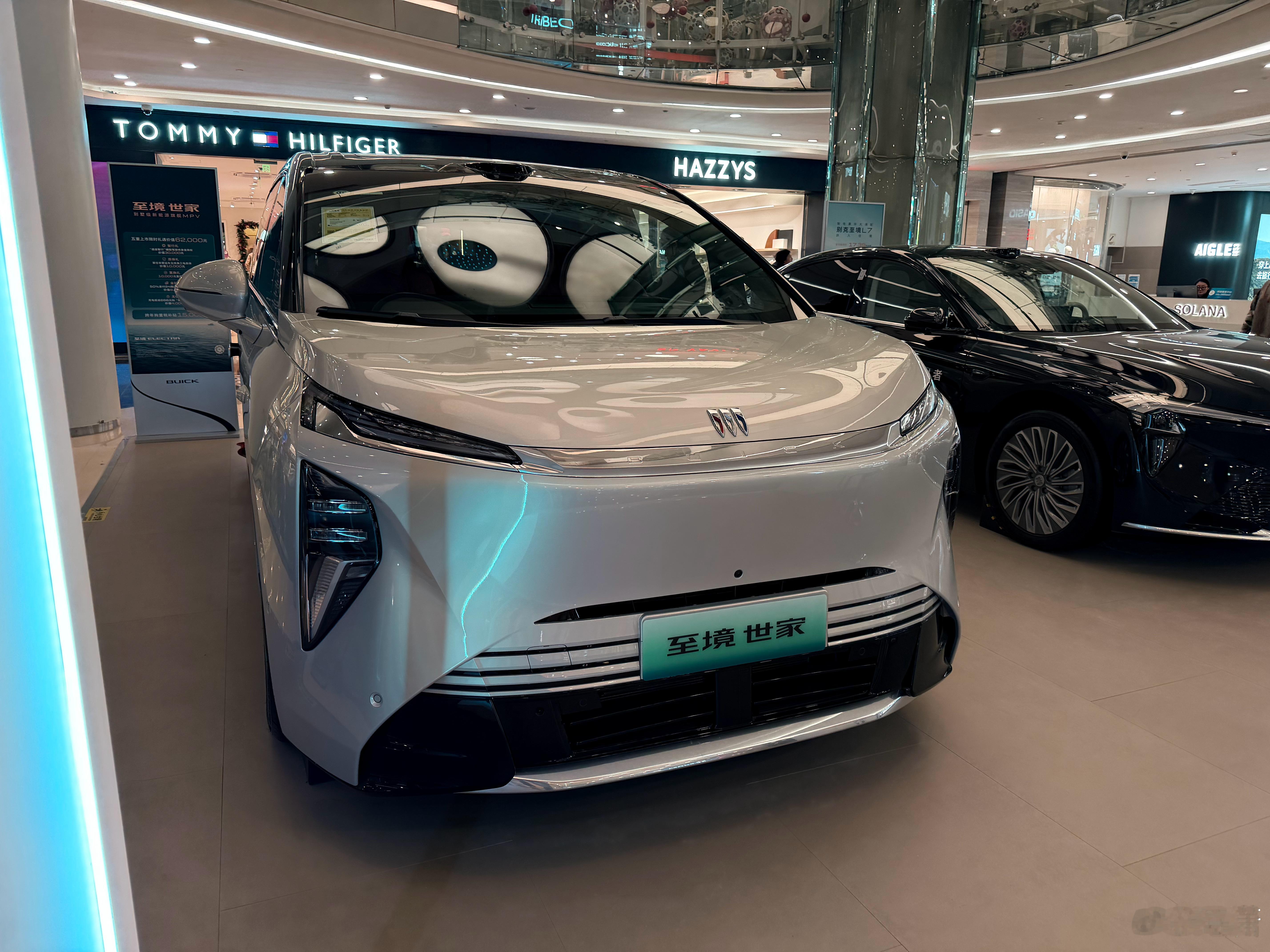 别克至境世家侧滑门车内开启按钮非常好，在车门内扶手上也有，这里特别符合直觉没有人