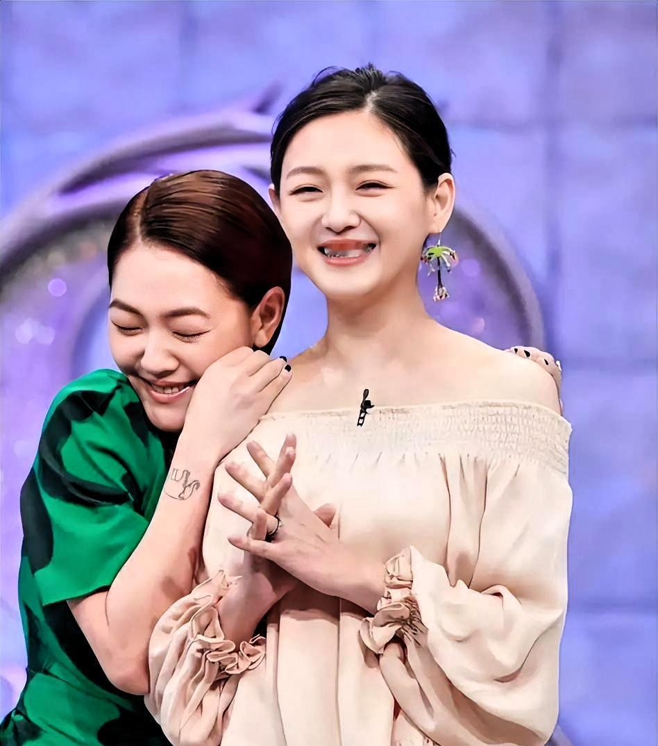 蔡康永陪小S复出那天，说了一句大实话：“我当时唯一的念头是——徐熙娣完蛋了。
