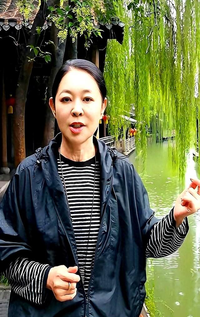 娃一出生就看不见，医生说再拖就瞎，倪萍揣着全部积蓄飞洛杉矶。

九年，她拍戏、卖