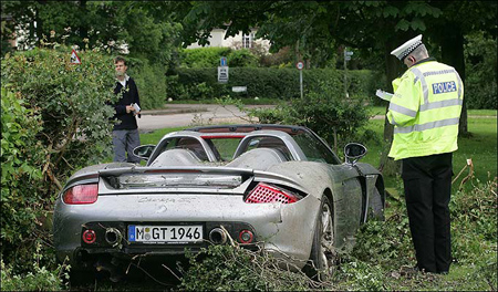 一个冷门故事，2008年，汉密尔顿的父亲在英国驾驶一辆借来的Carrera GT