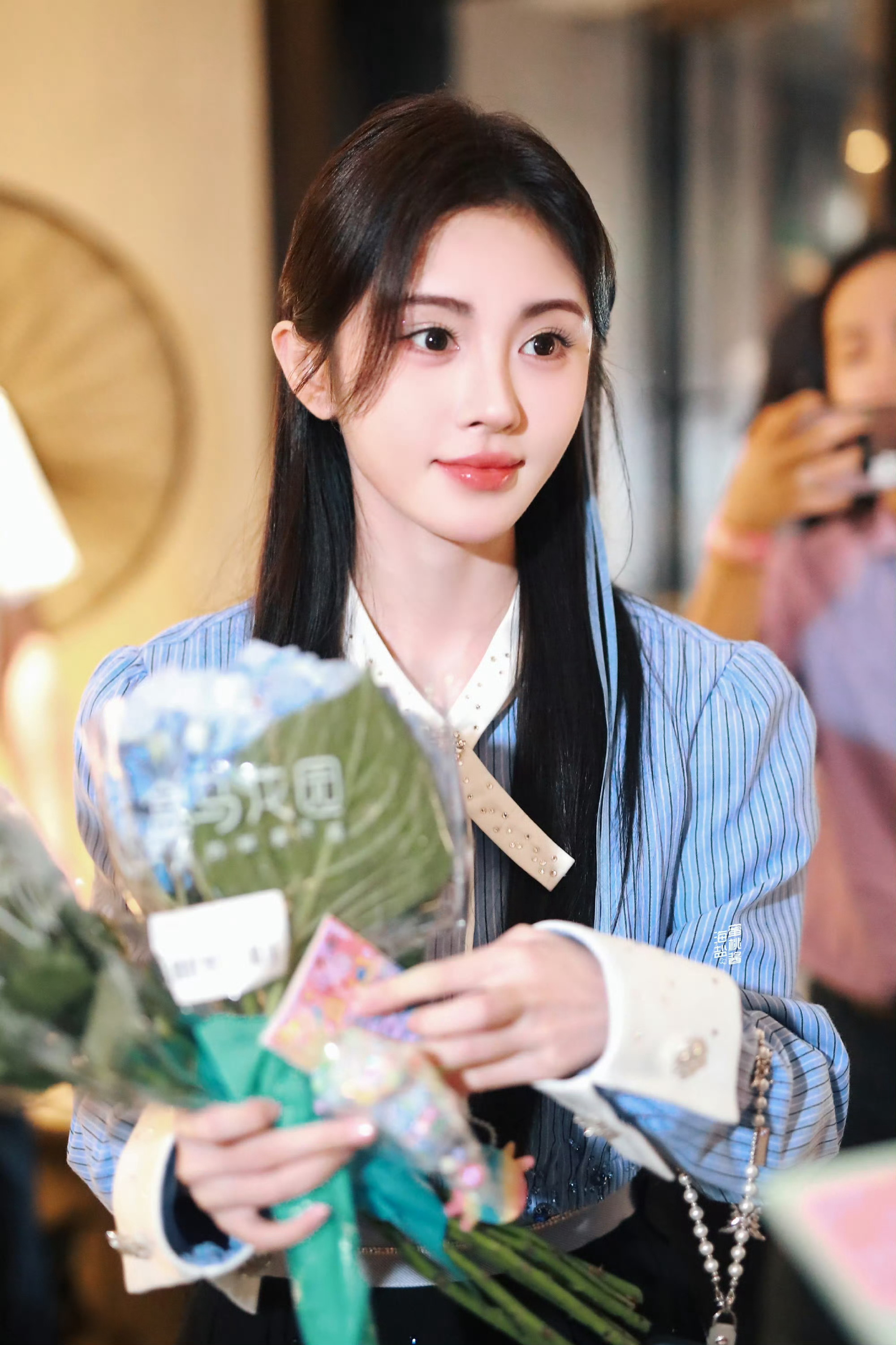 jjy鞠婧祎jjy鞠婧祎姜黎非风带着秘密吹过一片森林，于是每一棵树都知道，我很想