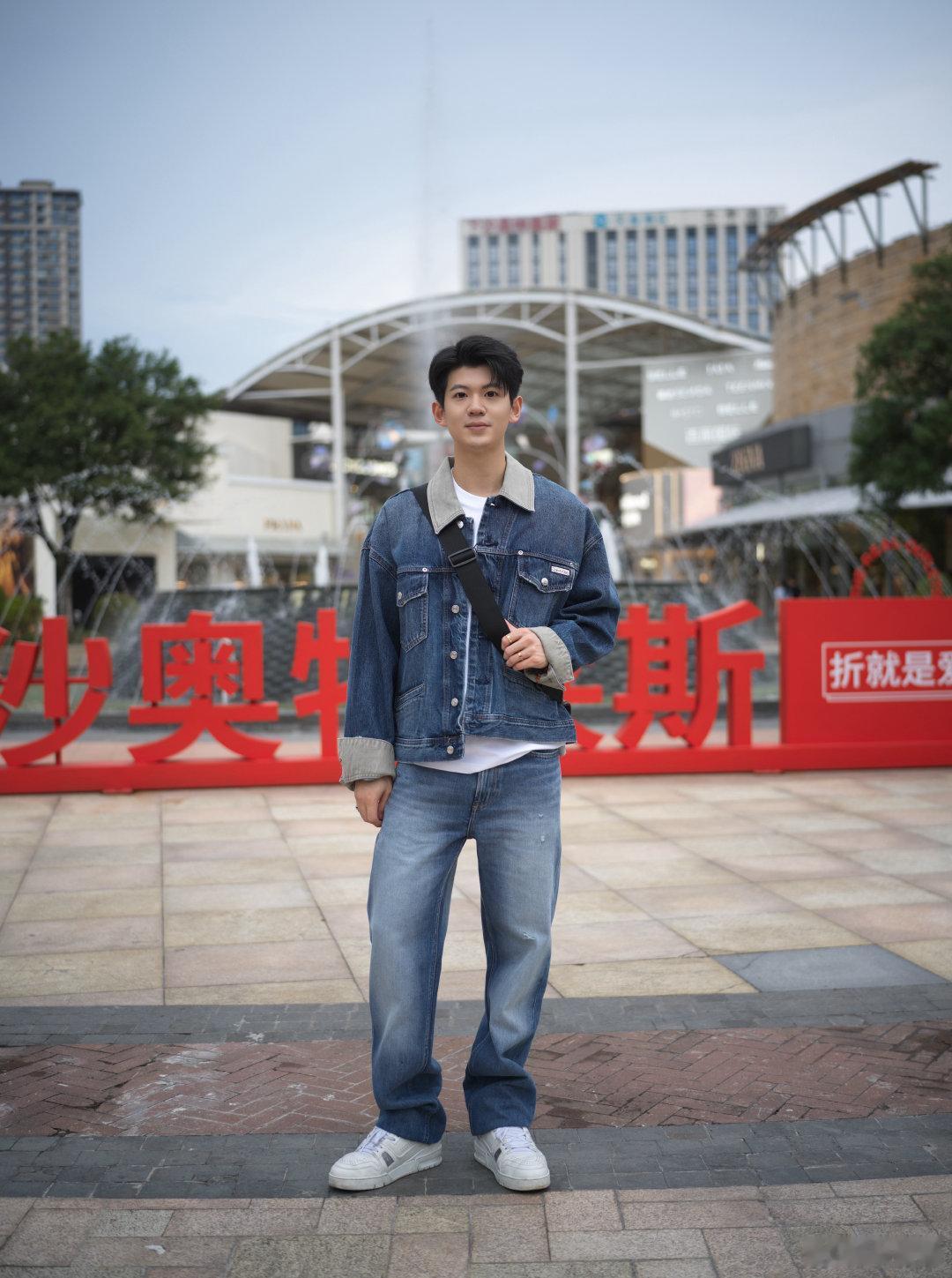 也是被我们滚叔拍上了朱俊畅[超话]羽毛球 ​​​