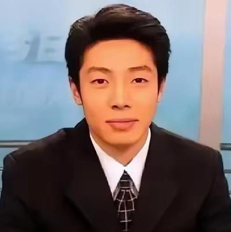 1997年，撒贝宁前去央视面试，面试官肖晓琳第一眼见到他，转身躲进办公室锁上门，
