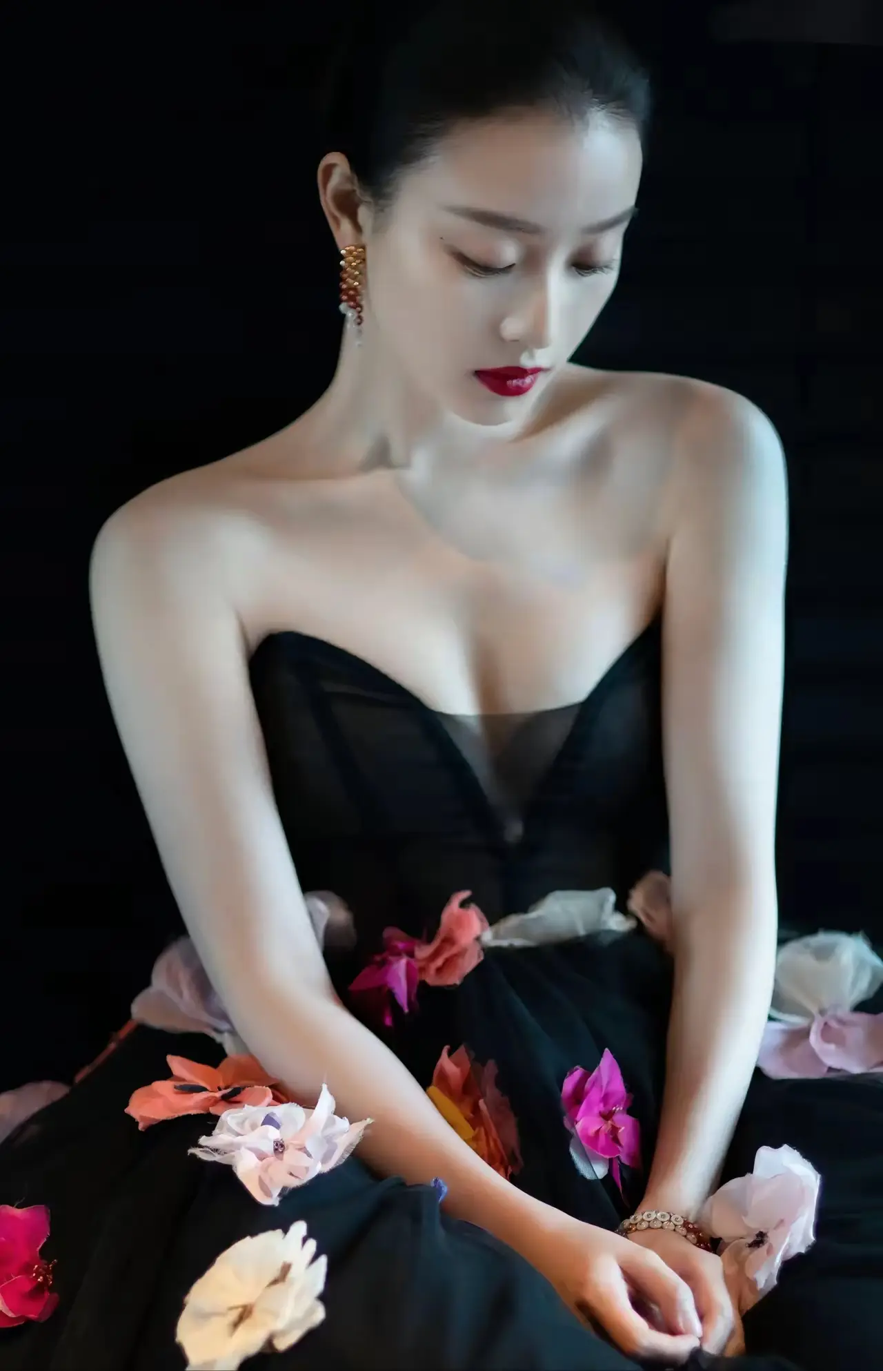 倪妮的黑色系。