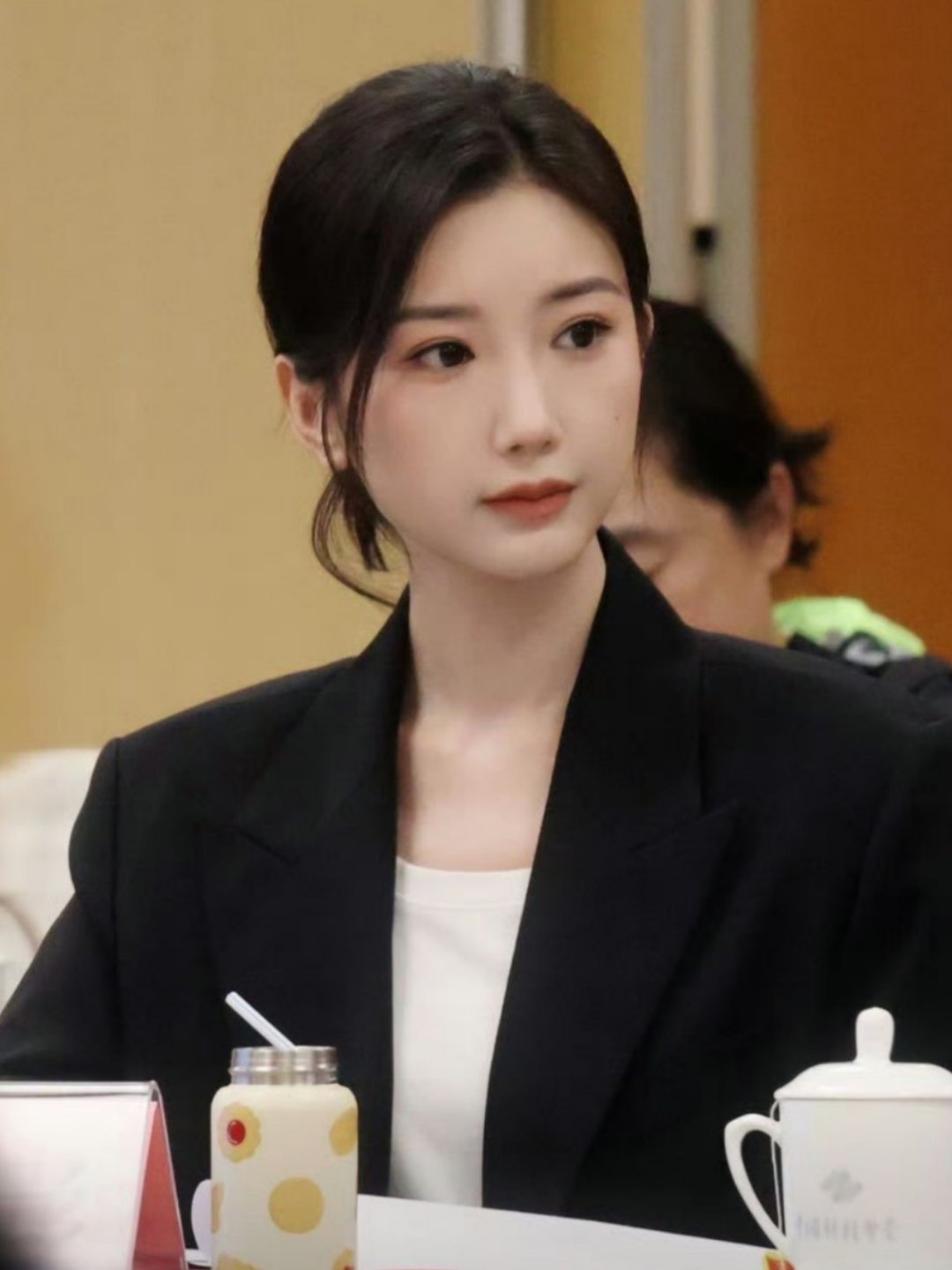 毛晓彤参加《余生有涯》研讨会，一身黑西装白衬衫的工装显得优雅又干练，有种体制内的