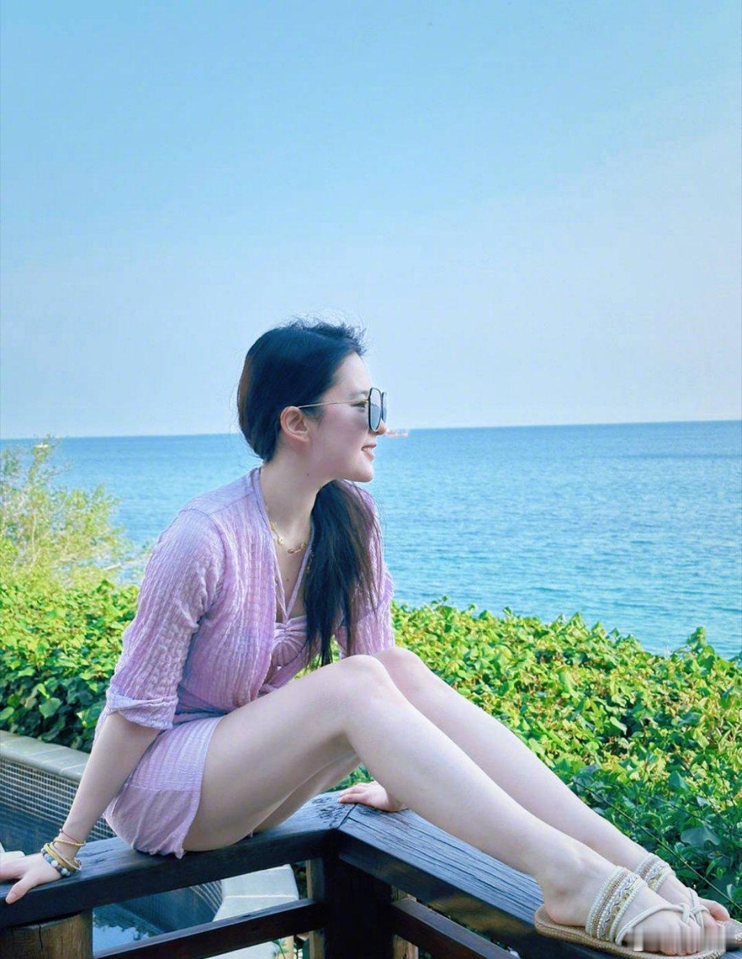 #刘亦菲度假十八宫格# 天仙这是进组前的狂欢吗？幸福来得太突然了，听说11月还有