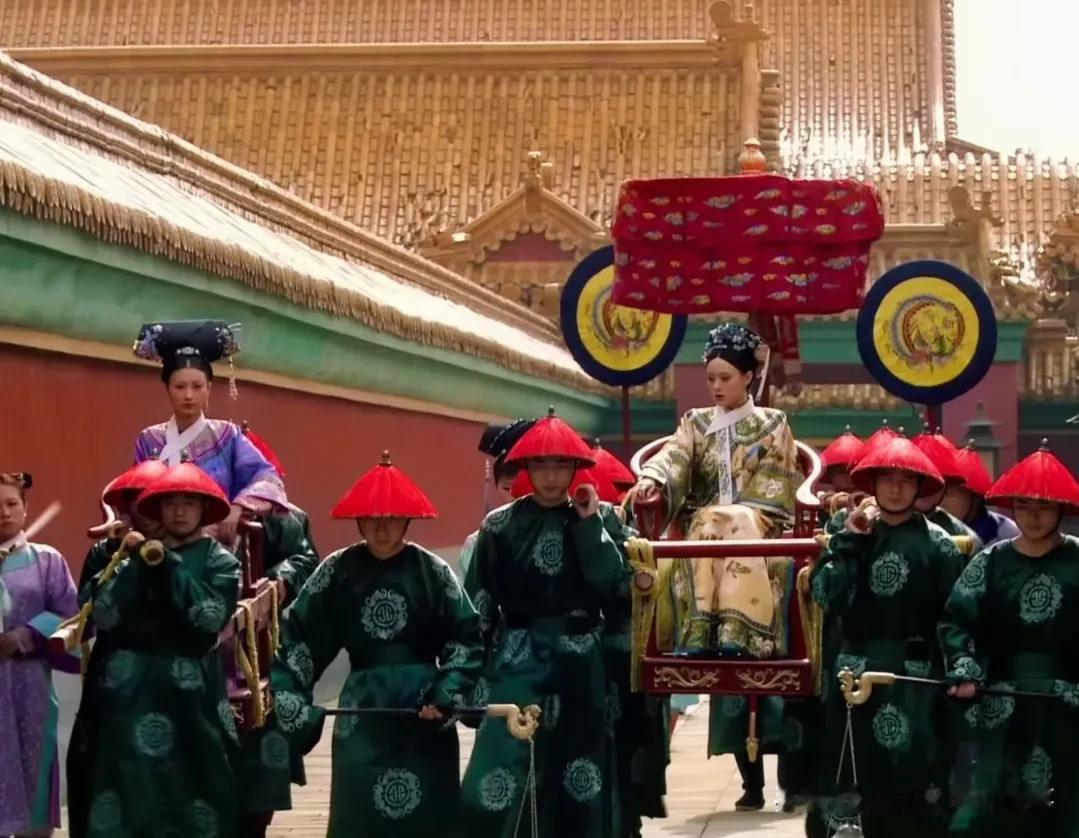 原来眉庄和嬛儿的仪仗差距这么大！
 
一个是妃，一个是嫔，单看位份就差着一截。可