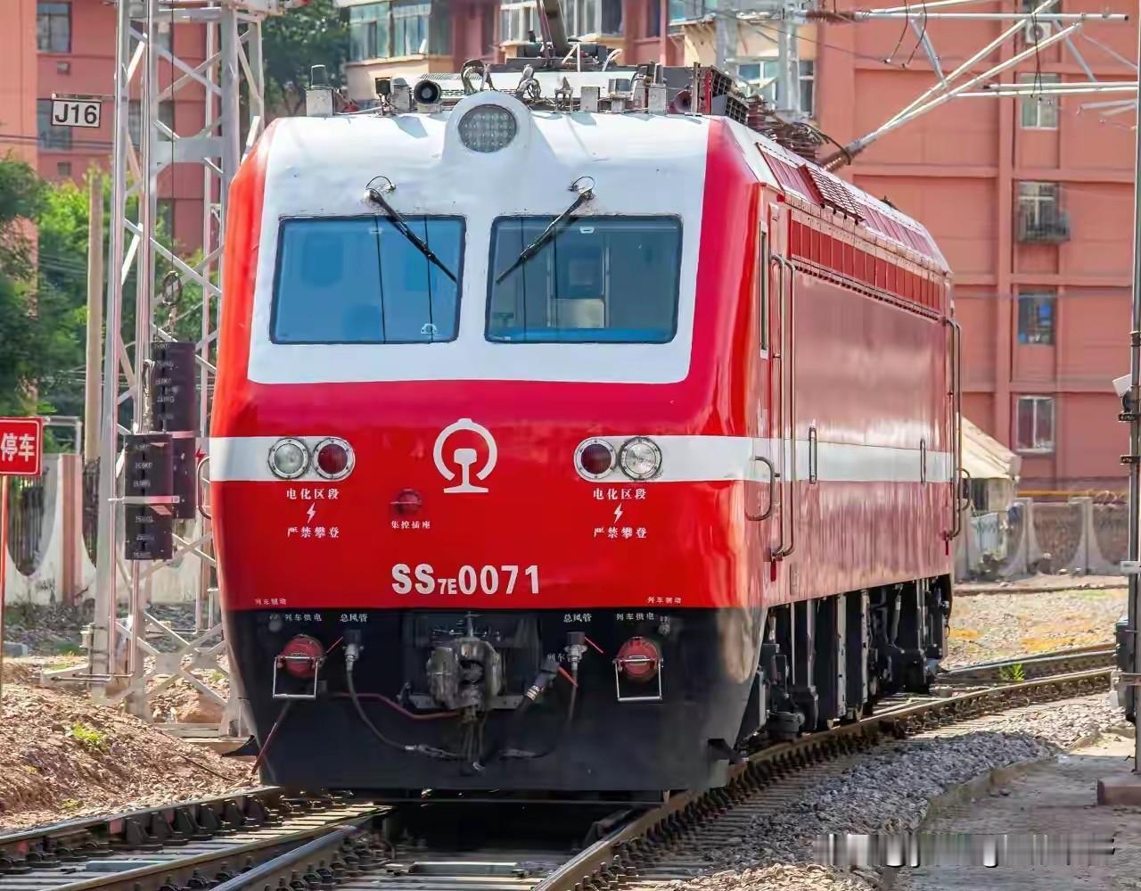 韶山7E型电力机车。这款电力机车可以说是以前老火车当中的颜值担当了吧。在2000