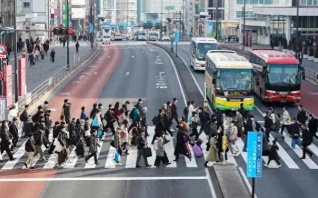 日本经济总量的天花板是 6 万亿美元，30 年过去了，还没突破，遥遥无期。德国的