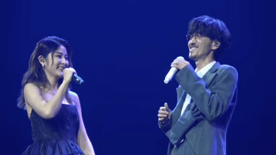 不早说周传雄陈慧琳是青梅牛马 时隔两年的《北极雪》同台太好哭了，这对青梅牛马的含