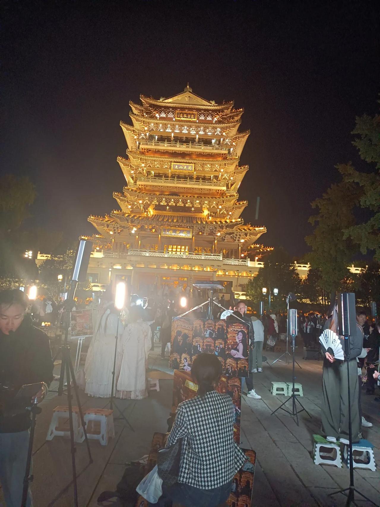 #秋日生活打卡季#
大明湖畔超然楼，巍峨耸立映春秋。古风神韵展画卷，璀璨夺目耀泉