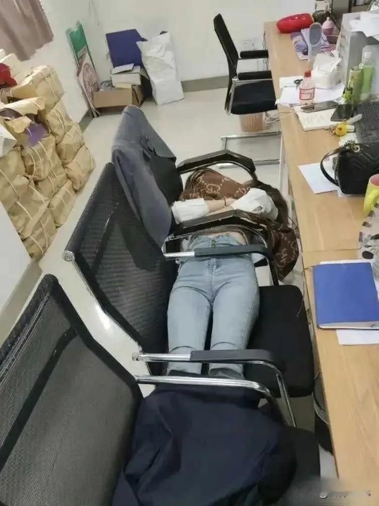 职场女性工作者都很辛苦，一般都是早8晚5的时间，到了中午时候，就要午休一会。
这