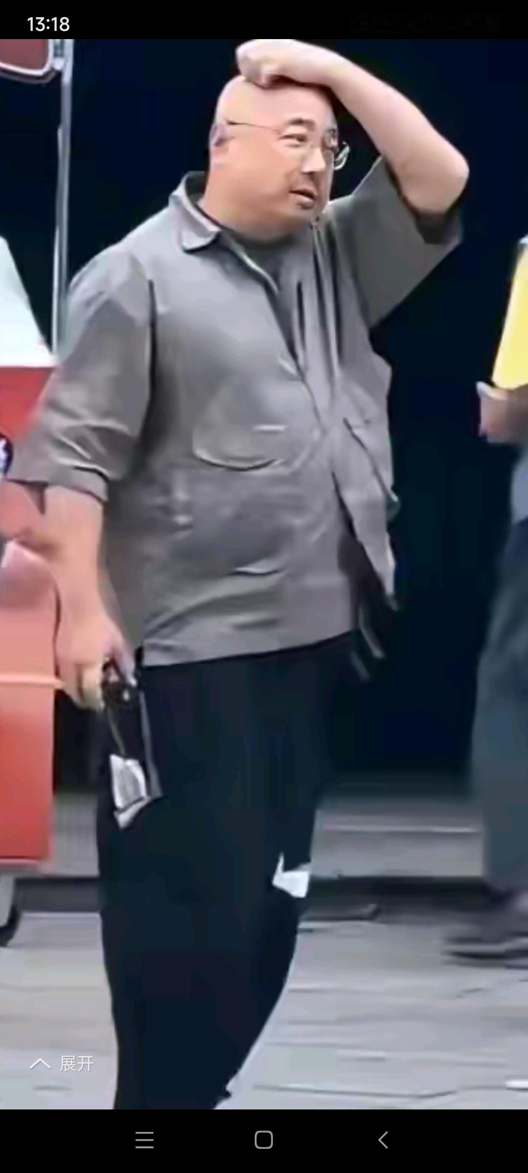 徐峥这也太富态了吧，往那一站，活脱脱的一尊大佛。看来，人要是发起福来想控制都控制