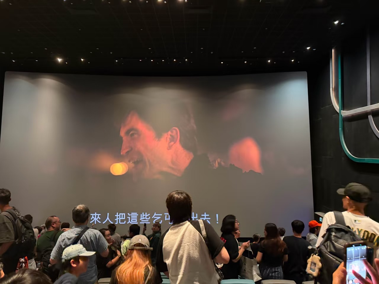 香港英皇戏院昨晚正在放《奥德赛》，突然商场火警警报响了，全场紧急疏散。电影卡的那