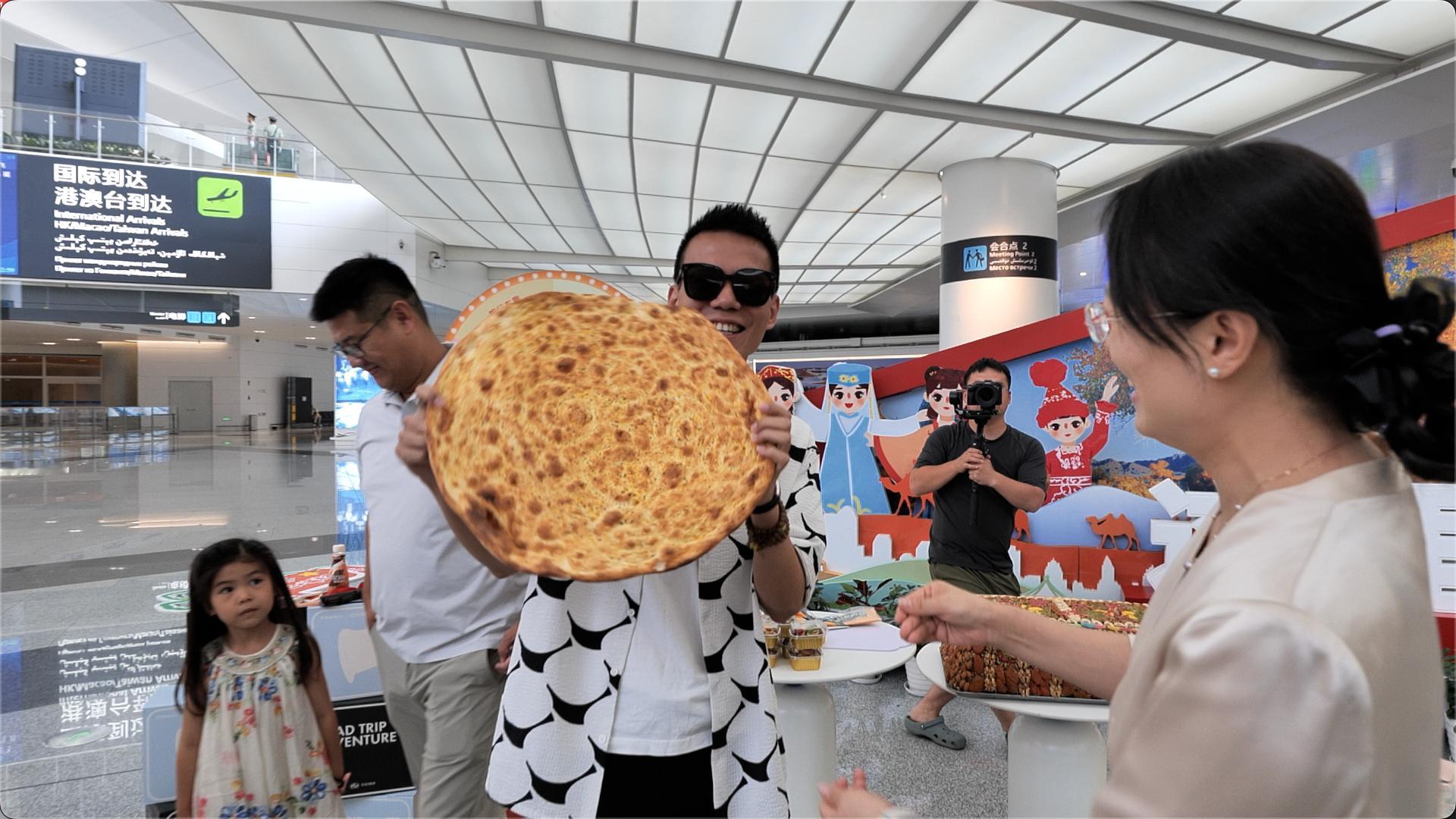 各地文旅掀起花式宠粉热潮现在的文旅也太会整活了向往的暑假之爱上乌鲁木齐向往的暑假