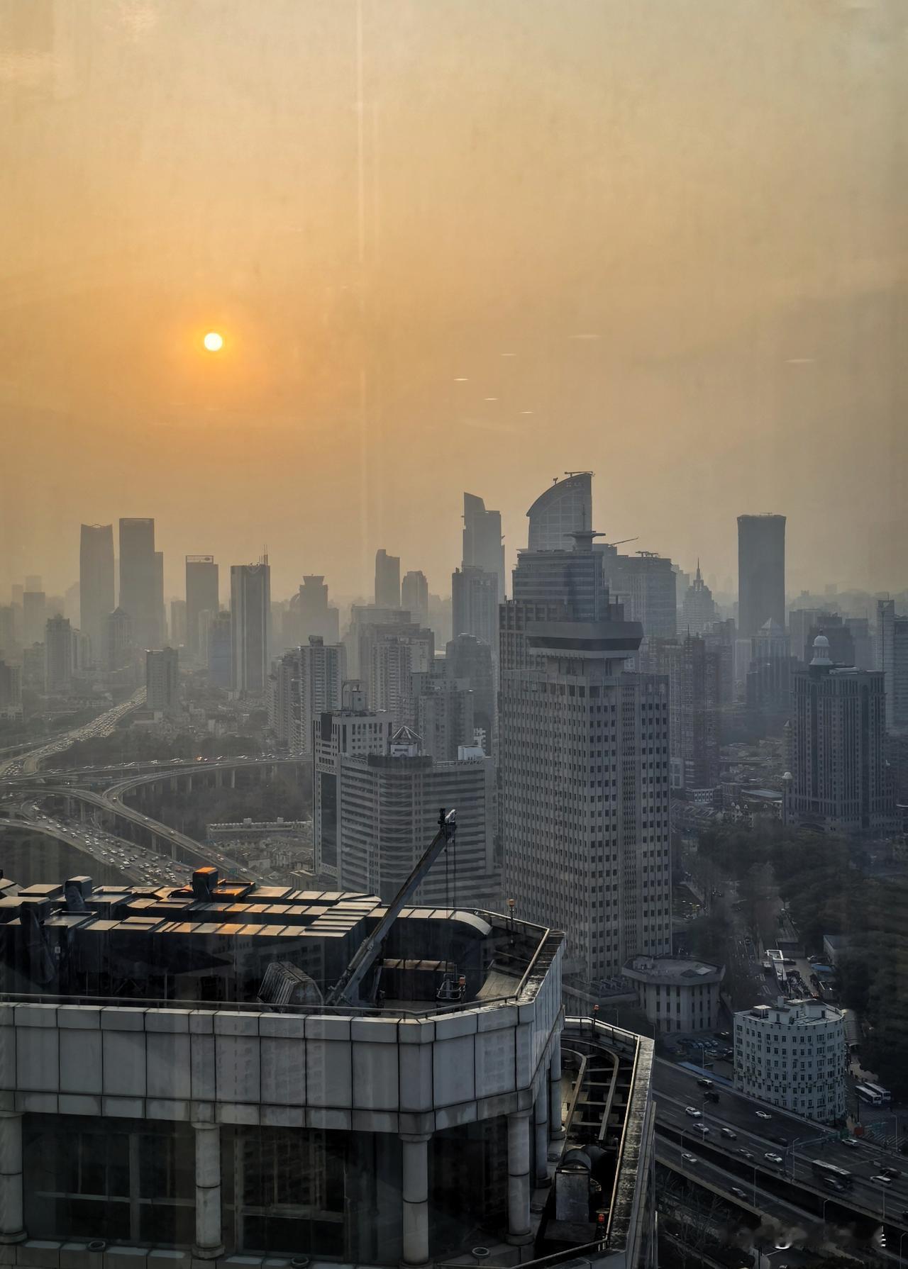 昨日与老友再聚，这次我挑选了位于兰生大厦39楼的顺风金膳房。餐厅是旋转的，视野极