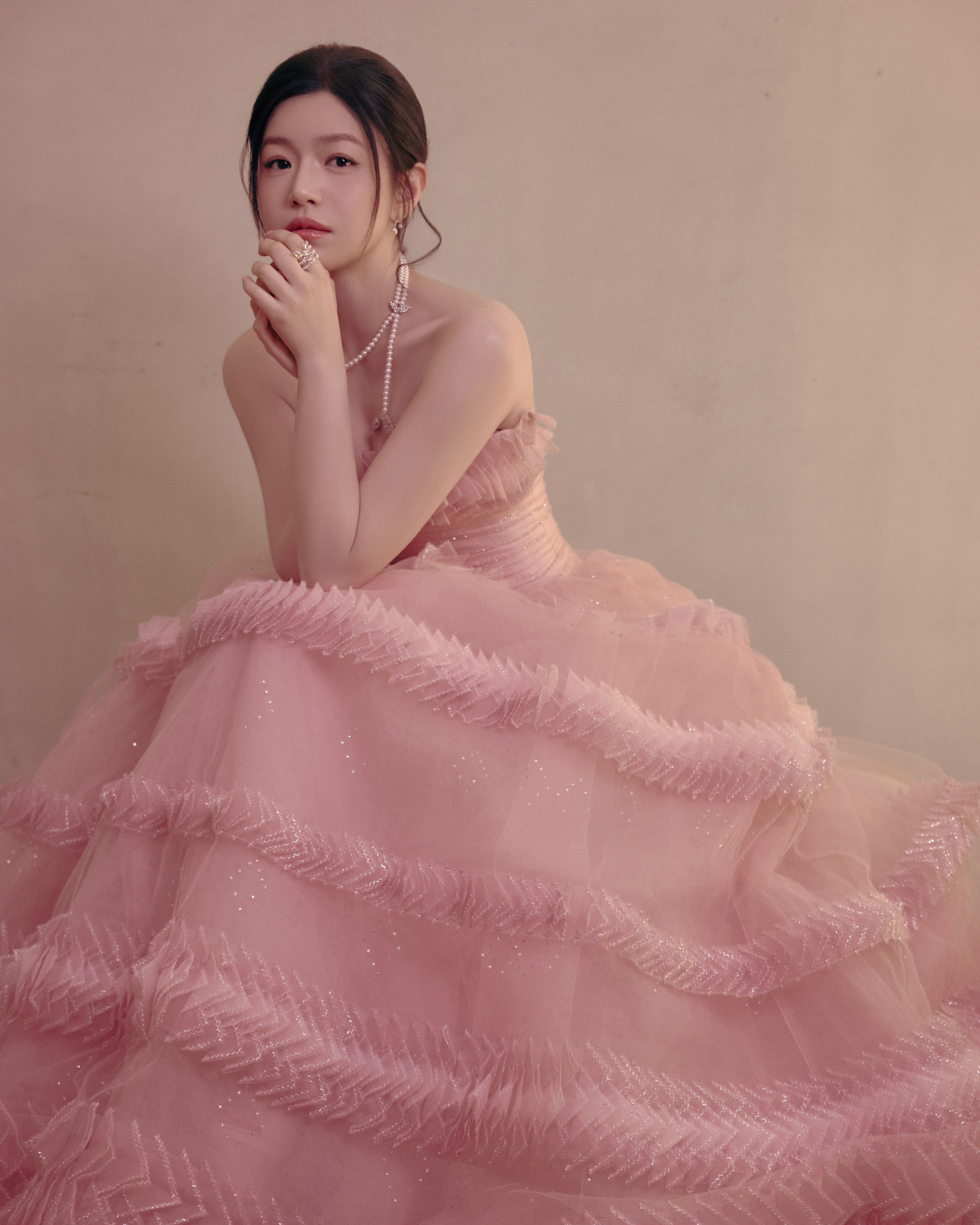 难道她真的是公主？亮相2026微博之夜红毯！一袭粉雾薄纱蛋糕裙，把童话穿进现实。