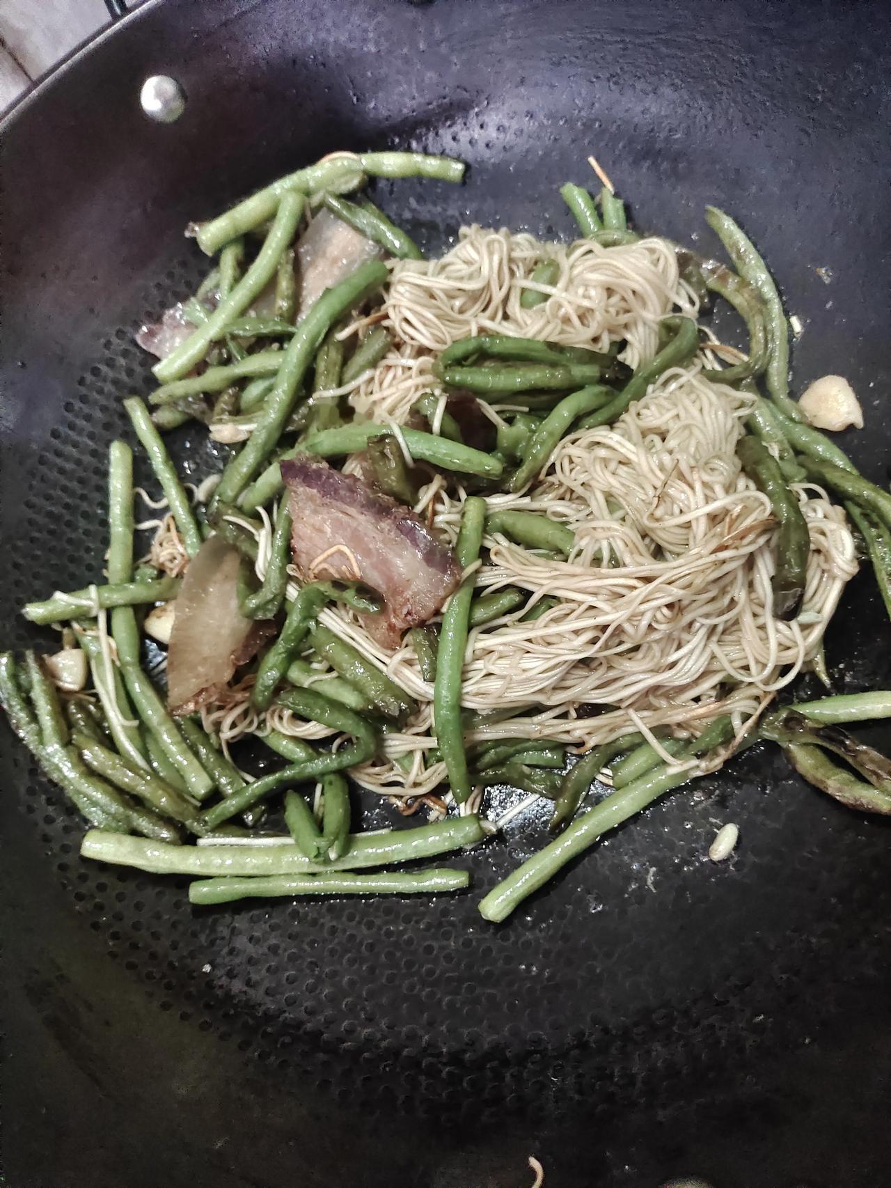 今天周末，做自己喜欢吃的，家乡的味道，有想吃的吗？我做给你吃[玫瑰]