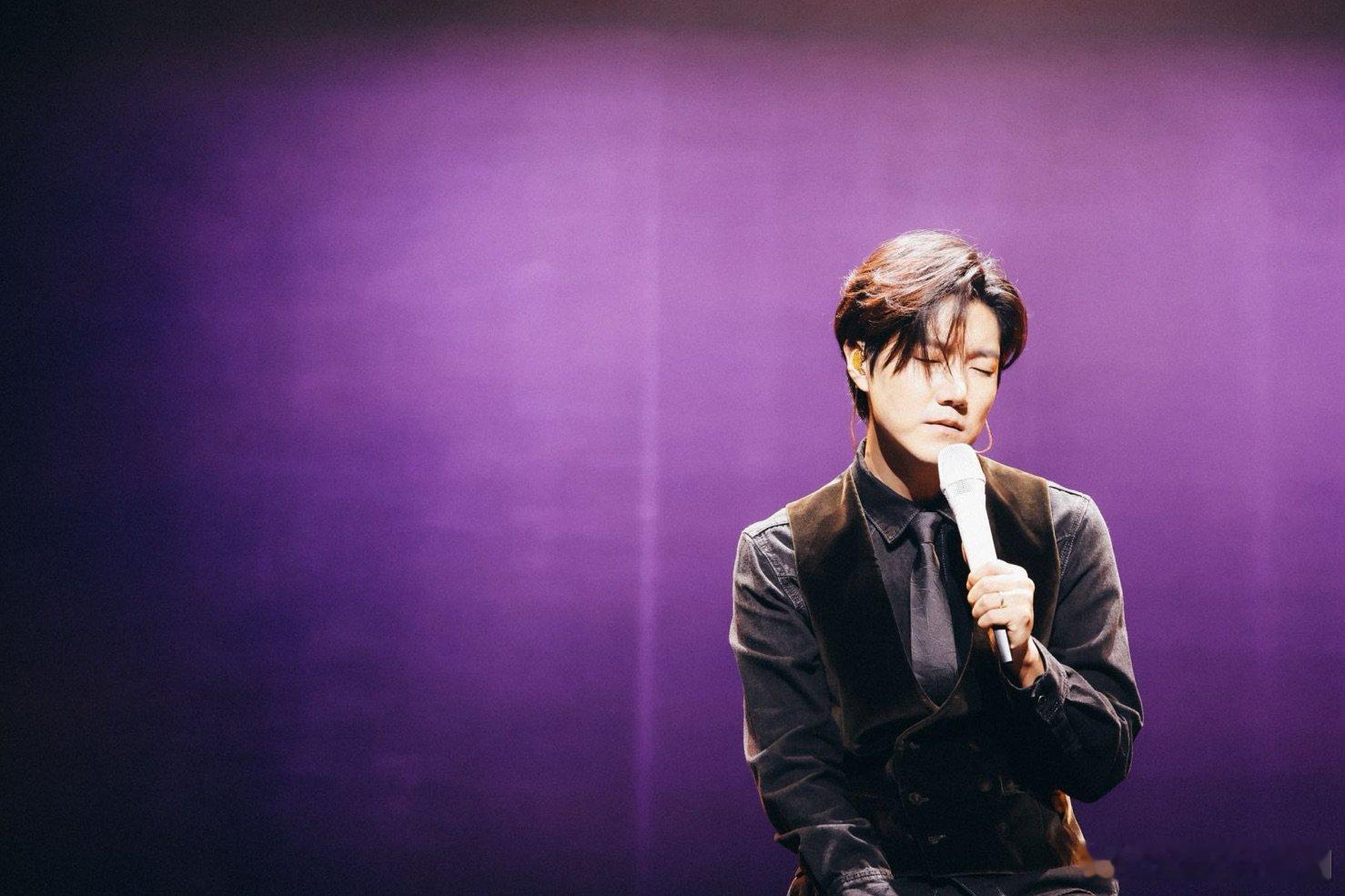 王晰梅溪湖精选男低音 王晰这嗓音真的太绝了，一开口就把我狠狠惊艳住了！这精选男低