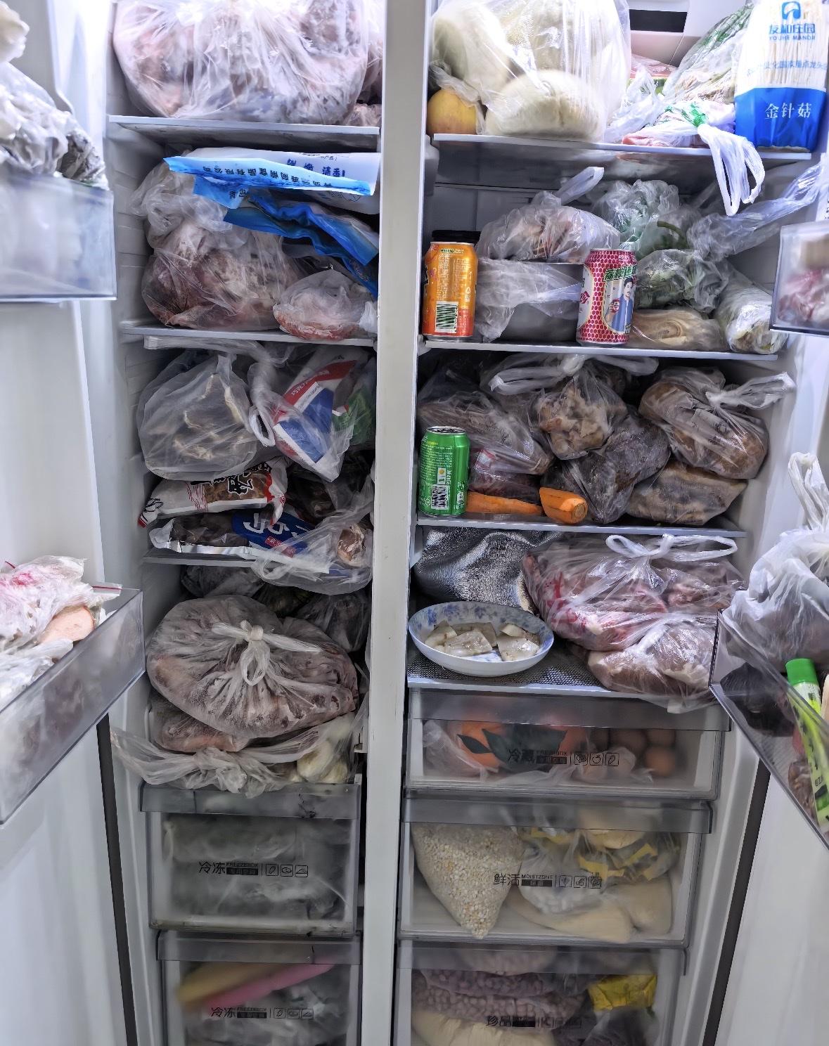 我噻，去朋友家看到冰箱满了，
他却吐槽道，清明爸妈硬要来，
搞了一大堆，你要就拿