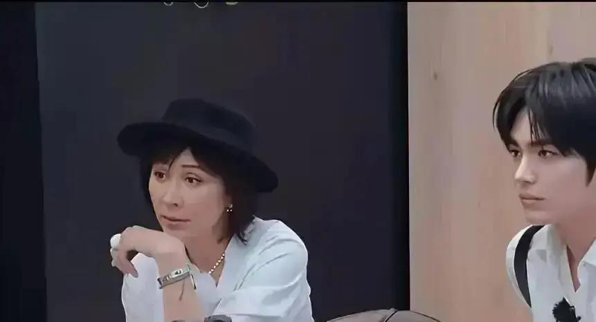 话题一爆，评论区直接开杠。
 
她16岁从广西容县坐绿皮车闯香港，住劏房、跑龙套