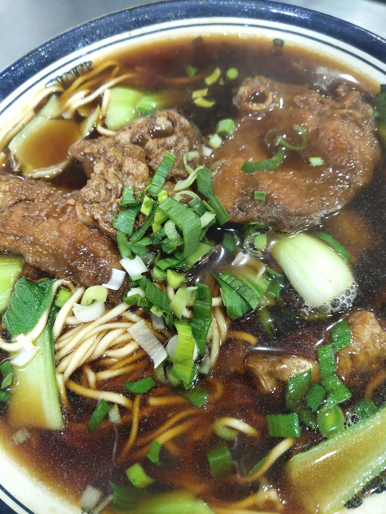 南京新街口，是年轻人寻梦的地方，也是老年人怀旧的地方，是外地人找不着北的地方，也