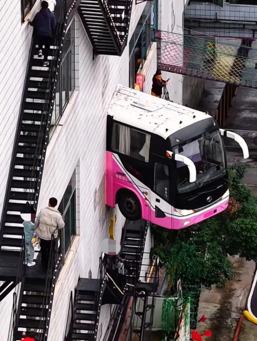 重庆一大巴车穿墙而出停在8楼，物业称灵感来源于刀郎歌词，当地回应  ​​​