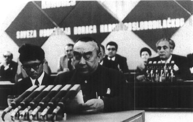 张贤约在南斯拉夫老战士大会上讲话。