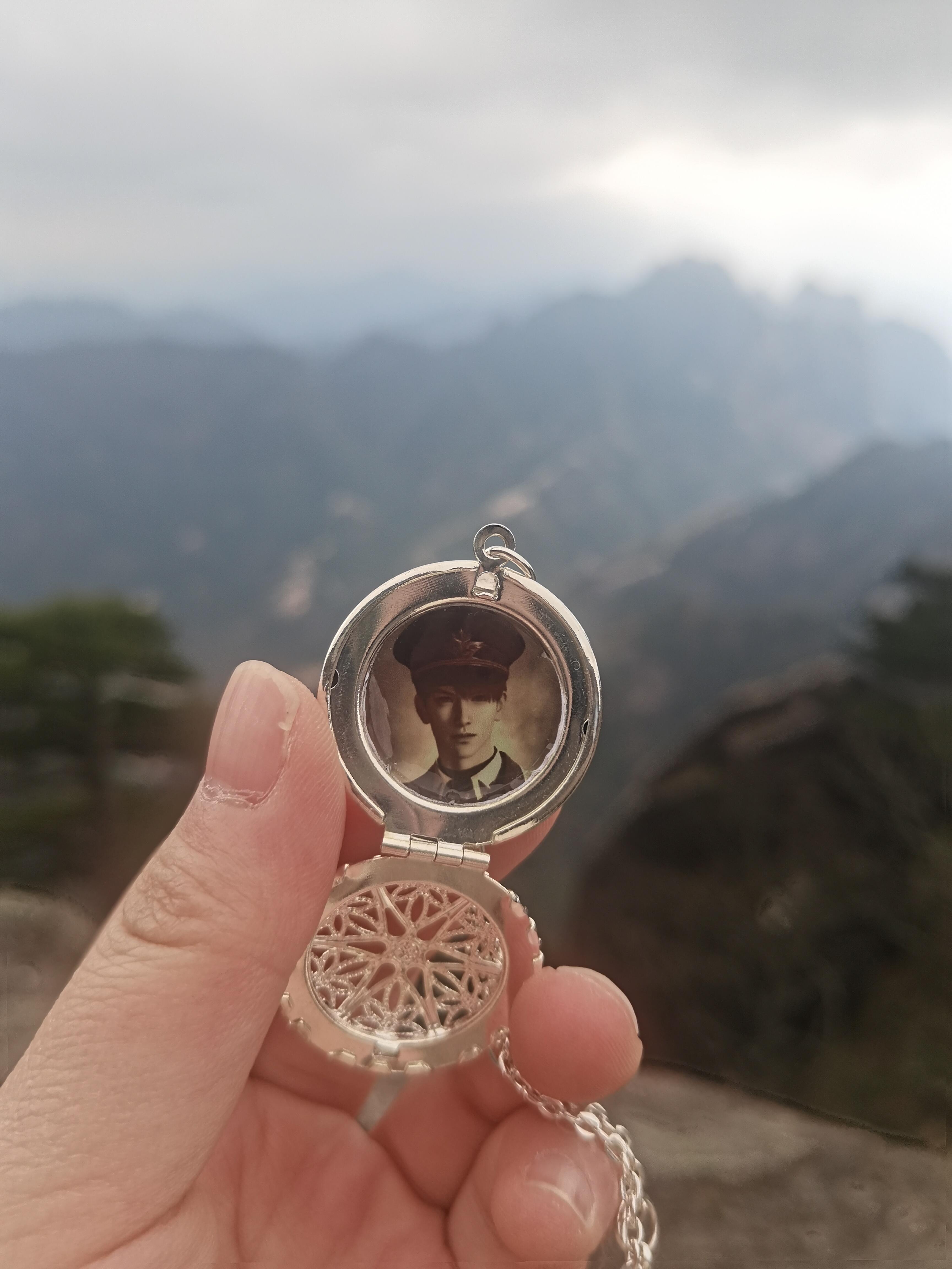 朋友以为我在缅怀先烈出去玩拿出哥哥美美拍照，朋友以为我随身携带先烈照片以做纪念，