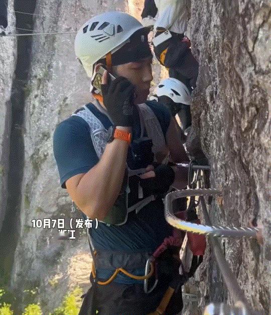 笑不活，浙江，一小伙在爬高空索道时，突然接到老师打来的电话，结果小伙接起电话后，