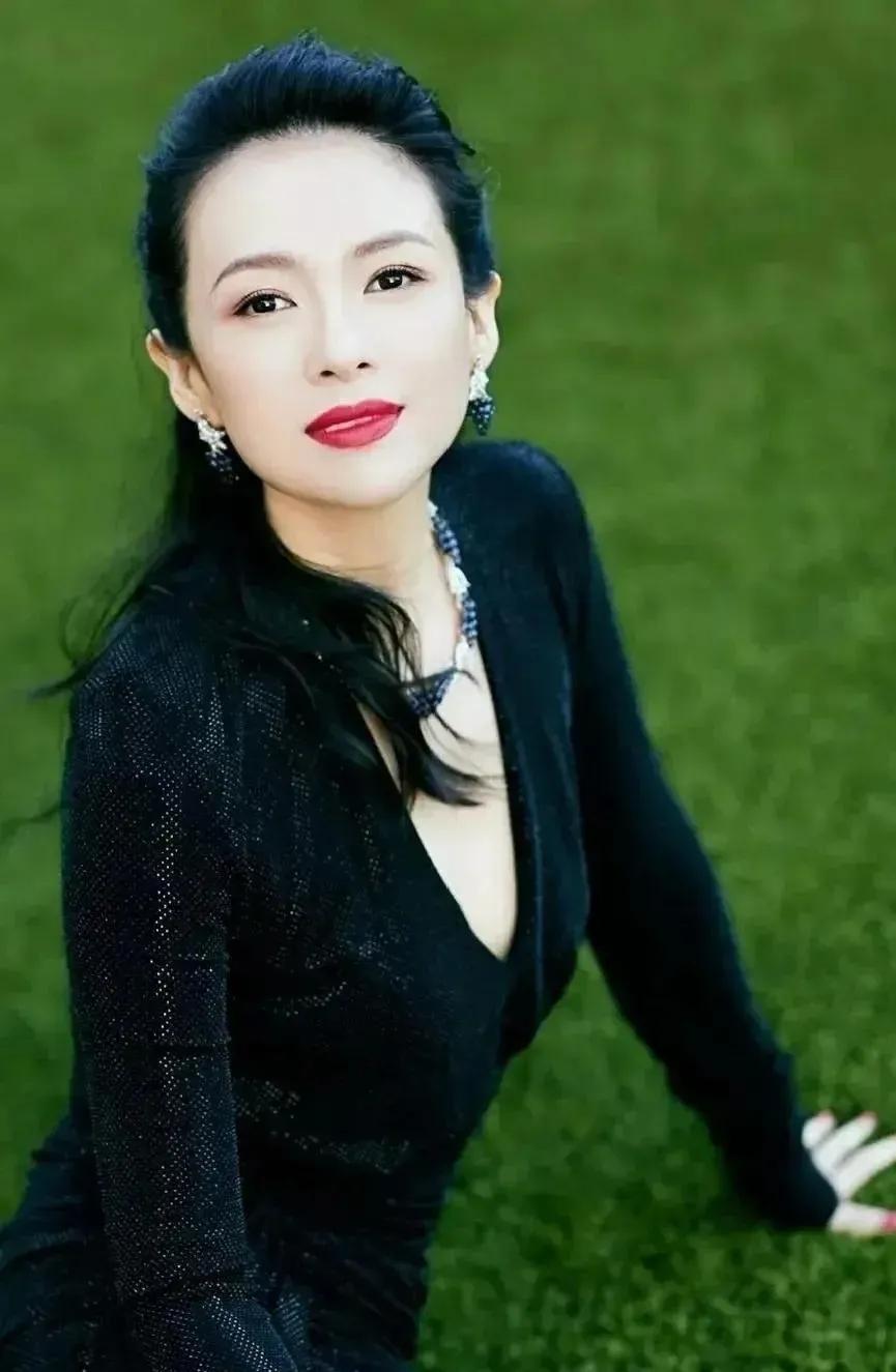 章子怡这回是真赚麻了。她投资的那个婴童护肤品牌newpage一页，刚被上美股份花
