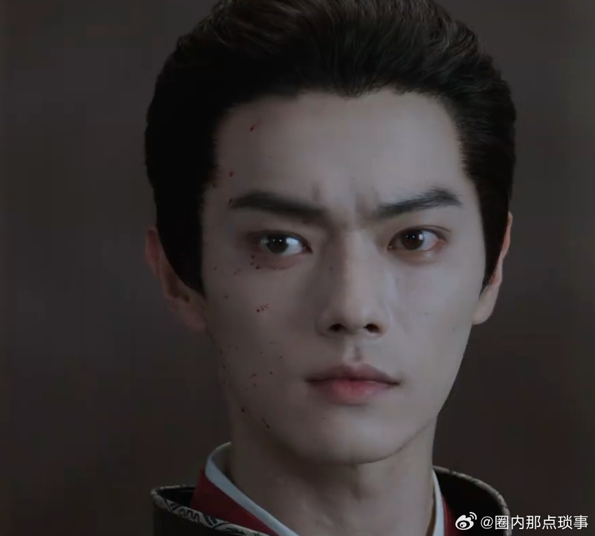 许凯演疯批对味了许凯一瓯春演疯批对味了，脸部染血，出手快准狠，好带感啊许凯簪花俏