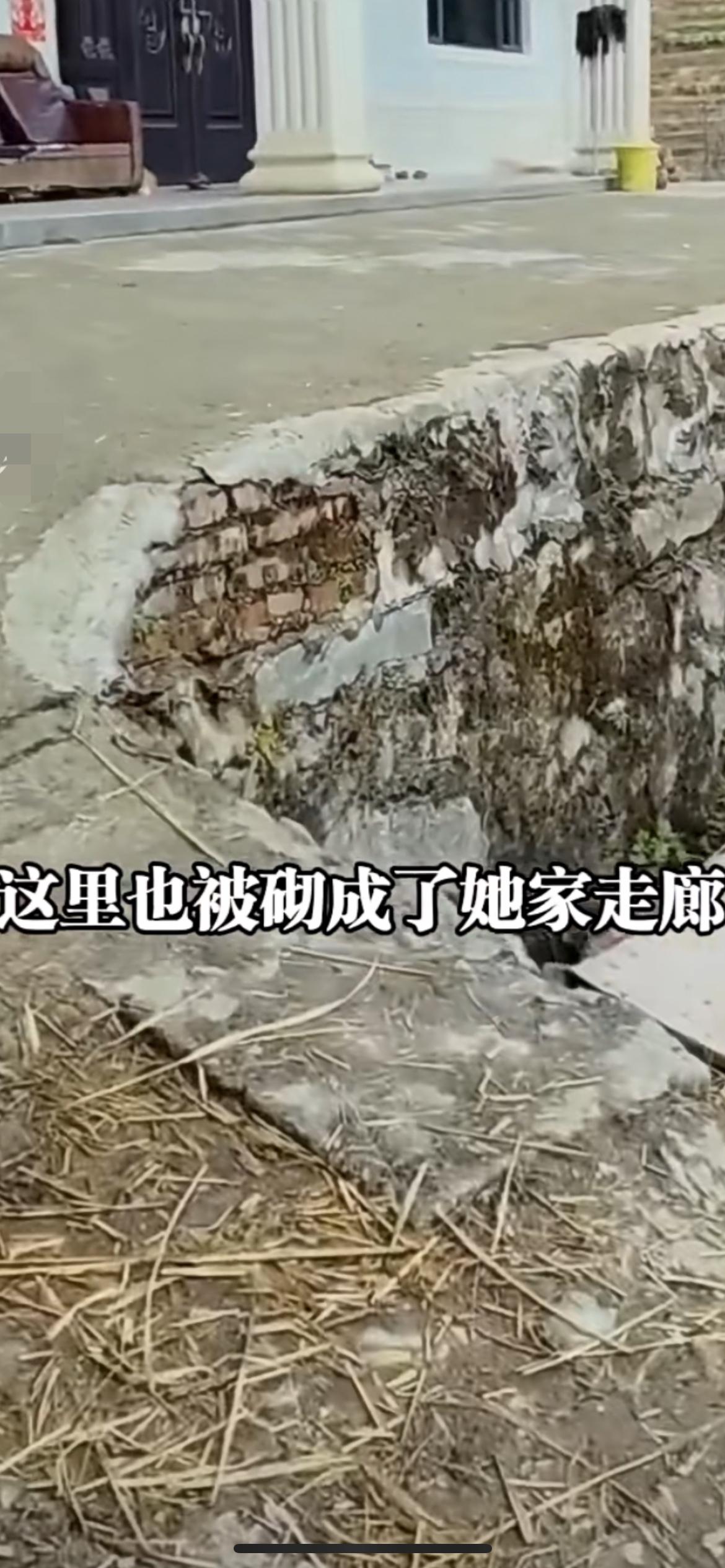 2月1日湖南，邻居私自将村民共用道路加高成自家门廊，村民从门前过不断遭邻居及其家