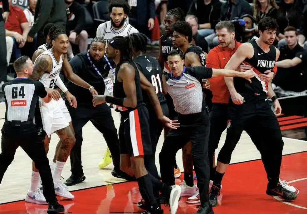 阿夫迪亚谈与卡斯尔冲突在开拓者主场93-114不敌马刺的季后赛G4赛后，阿夫迪亚