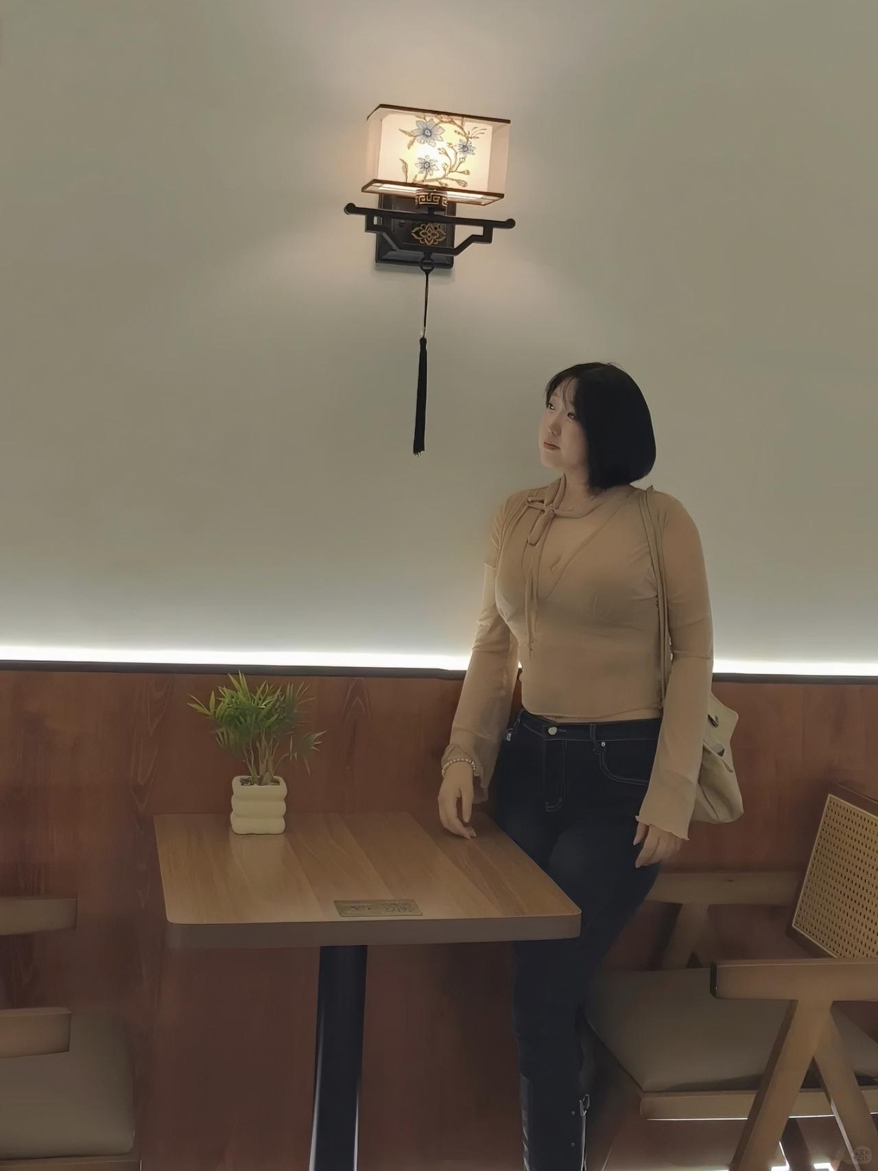 谁懂啊！这家氛围感小店直接戳中我的心巴✨
 
卡其色飘带衫配微喇牛仔裤，温柔又藏