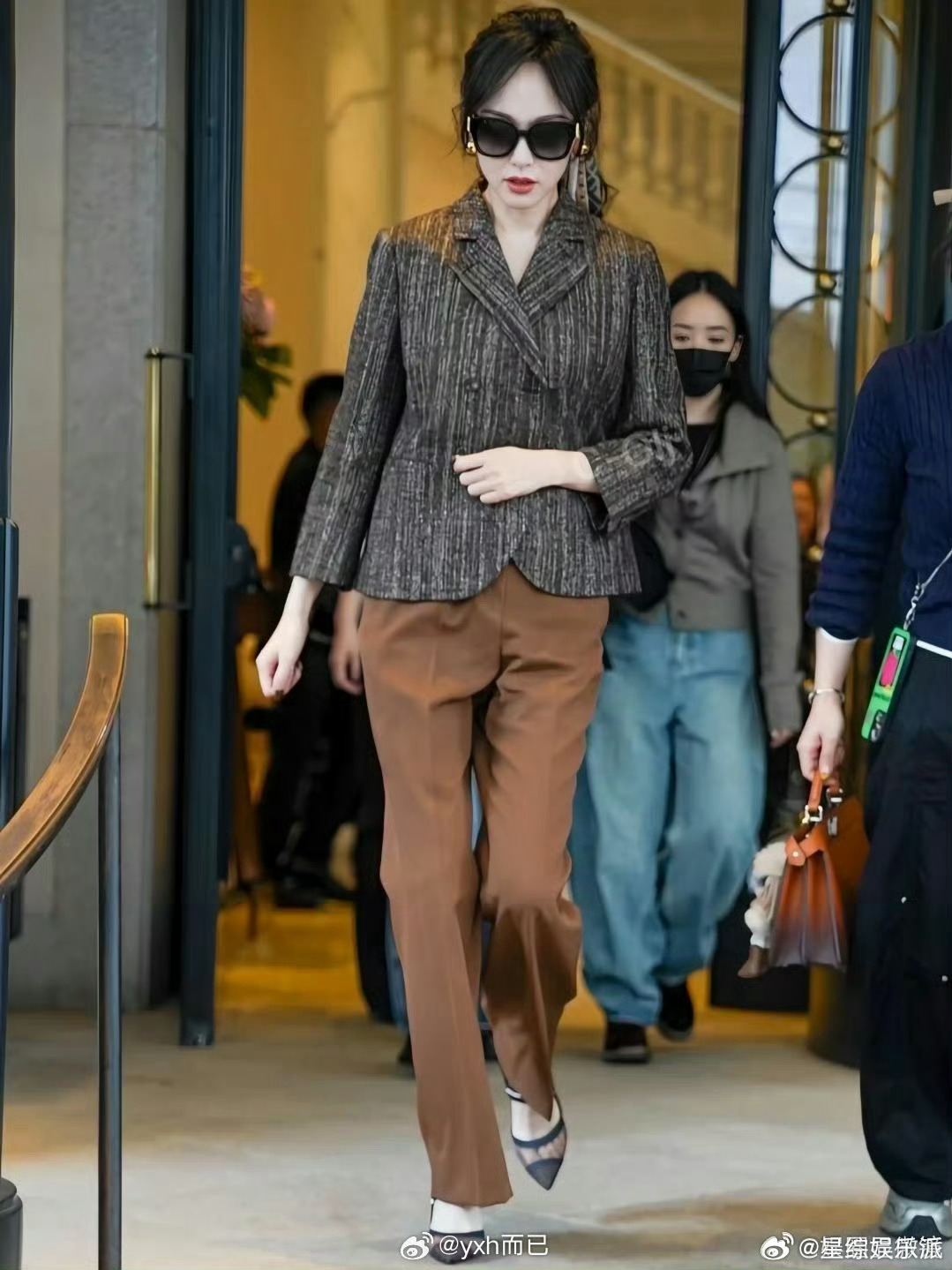 唐嫣穿搭被热议？审美本就多元，舒适才是关键！四十岁的她自带温柔气场，每一套穿搭都