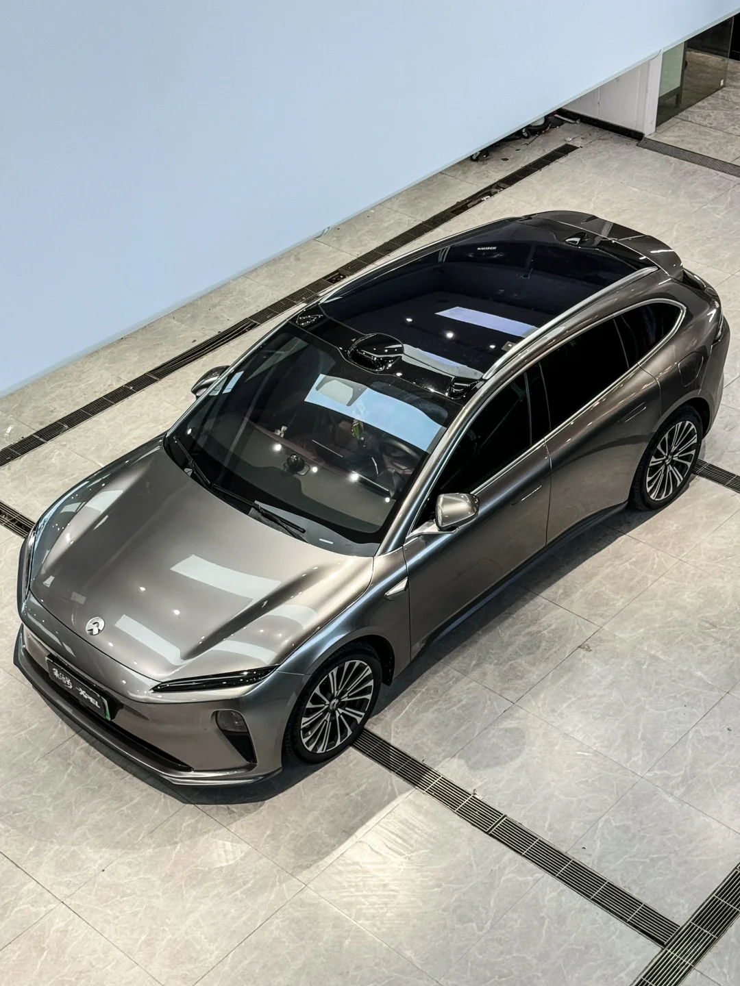 这真是个不挑季节的银色，又贴流动星芒银