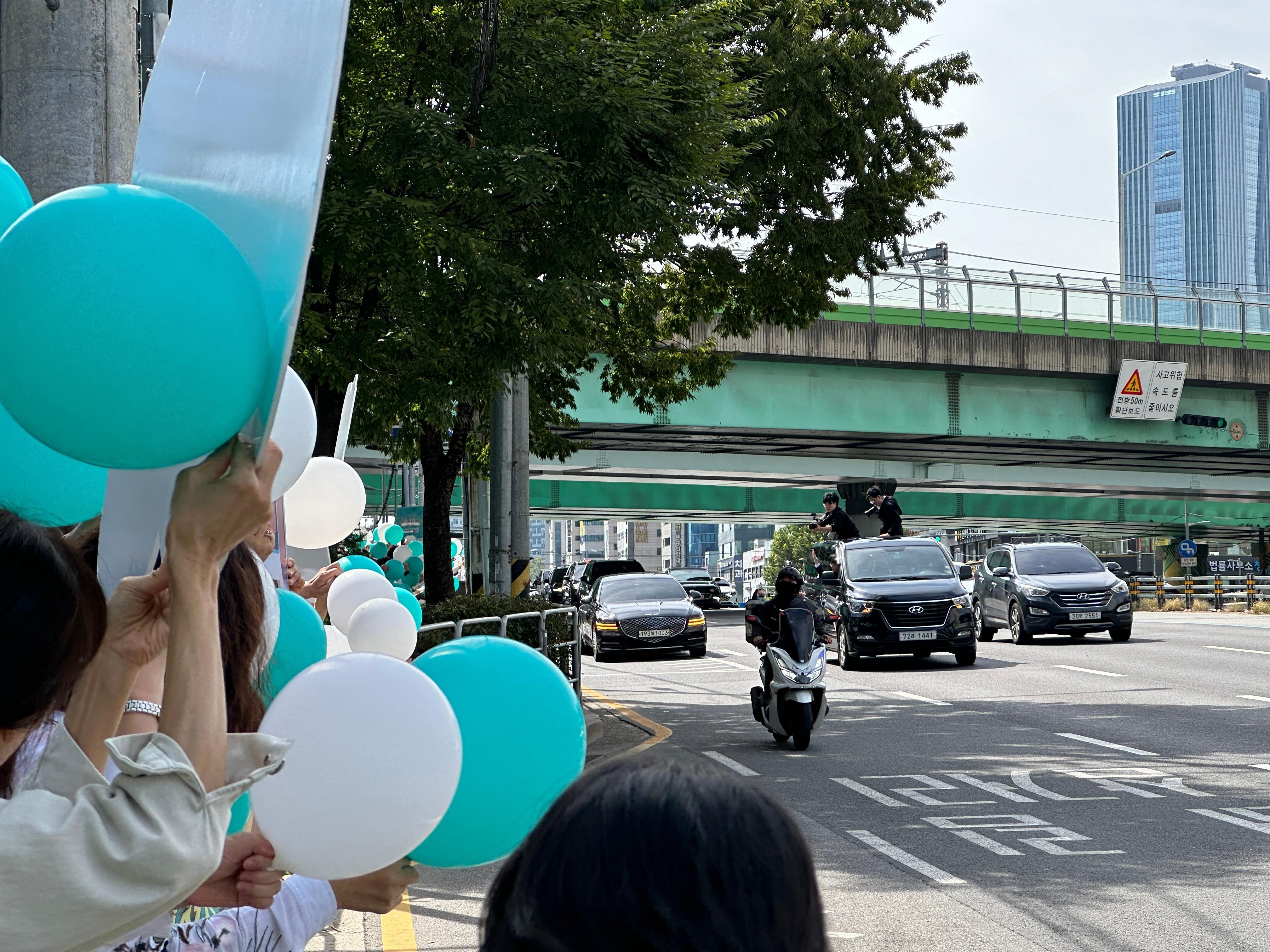 路上遇到个老头，不知道什么人，排面倒是蛮大的，还雇了一堆群演[怒] ​​​