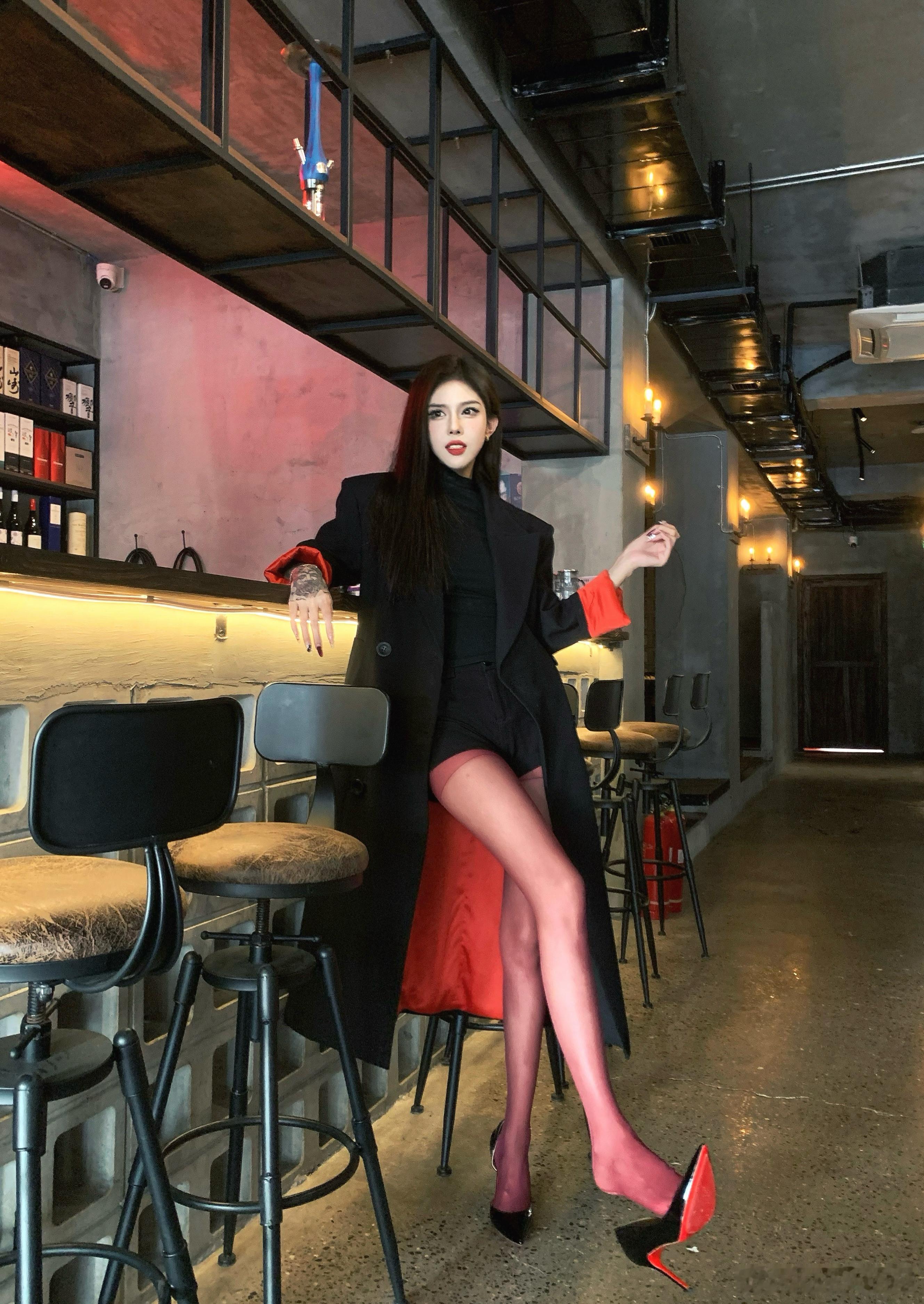 再说坏话就用我的红底高跟踩烂你的嘴 ​​​