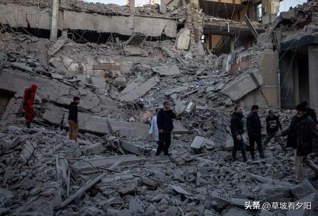 美以联手轰炸伊朗，炸死最高领袖哈梅内伊，全球都在质疑合法性。
特朗普声称“自卫防