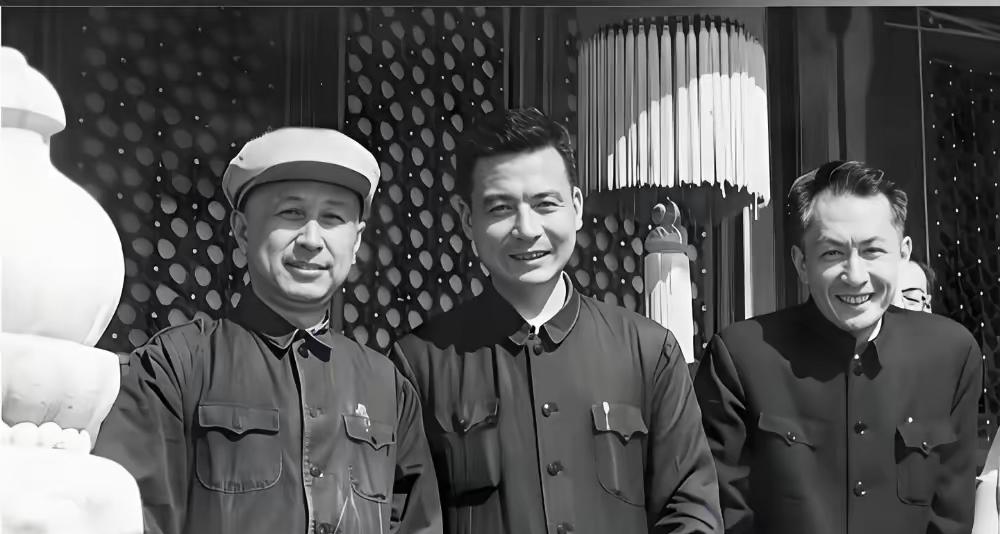 1966年天安门城楼，周总理特意请这三位科学家站C位，背后大有深意

1966年