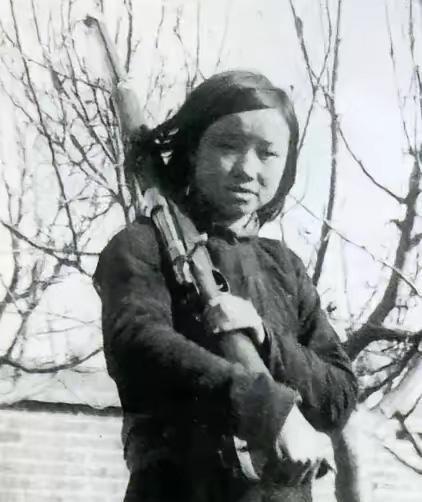 1944年，陈杰英被捕，日军刺了她几刀后，就把她踹进了提前挖好的大坑中。然而，等