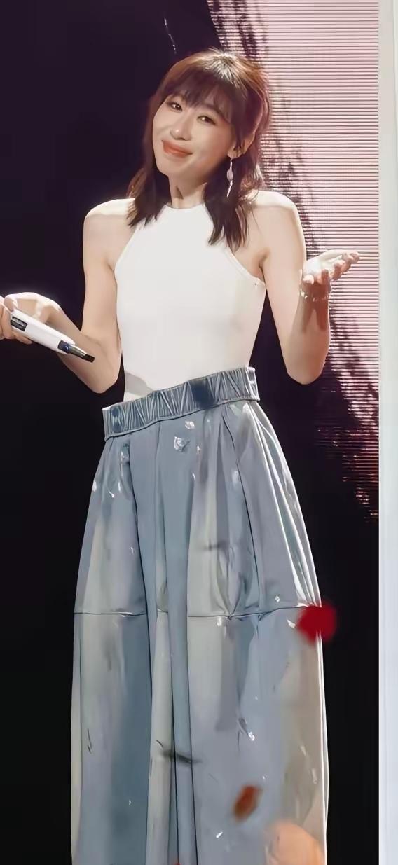 任素汐的演唱会褒贬不一
就像她的人一样大家也有争议
她曾经和丈夫相伴六年
他丈夫