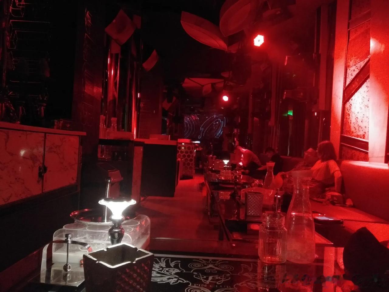 小彤，女 25岁，我和她是在大二因为一次校外活动认识的。在她失恋时，她和我发生了
