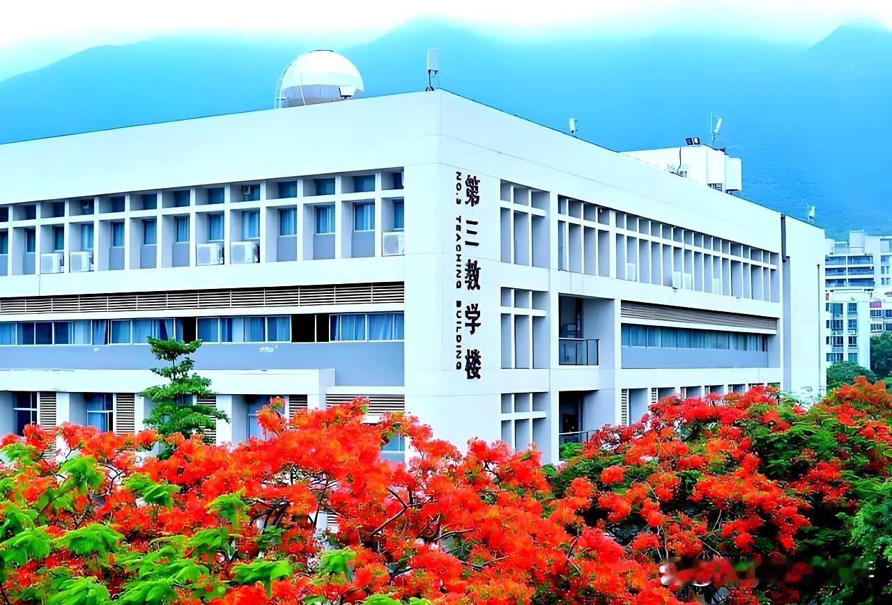 在肇庆学院的2026年招生中，物理与历史类专业的分数差异引发了考生和家长的广泛讨