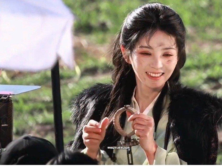 田曦薇新剧白切黑路透哦哟，就是说看到田曦薇在电视剧《嫁金钗》的路透，有种被小田的