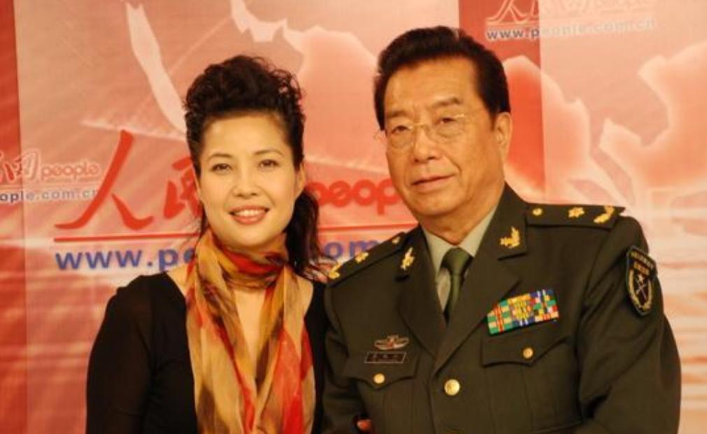 1990年，李双江要娶学生梦鸽。母亲老泪纵横道：你是不是老糊涂了，她那么年轻，你