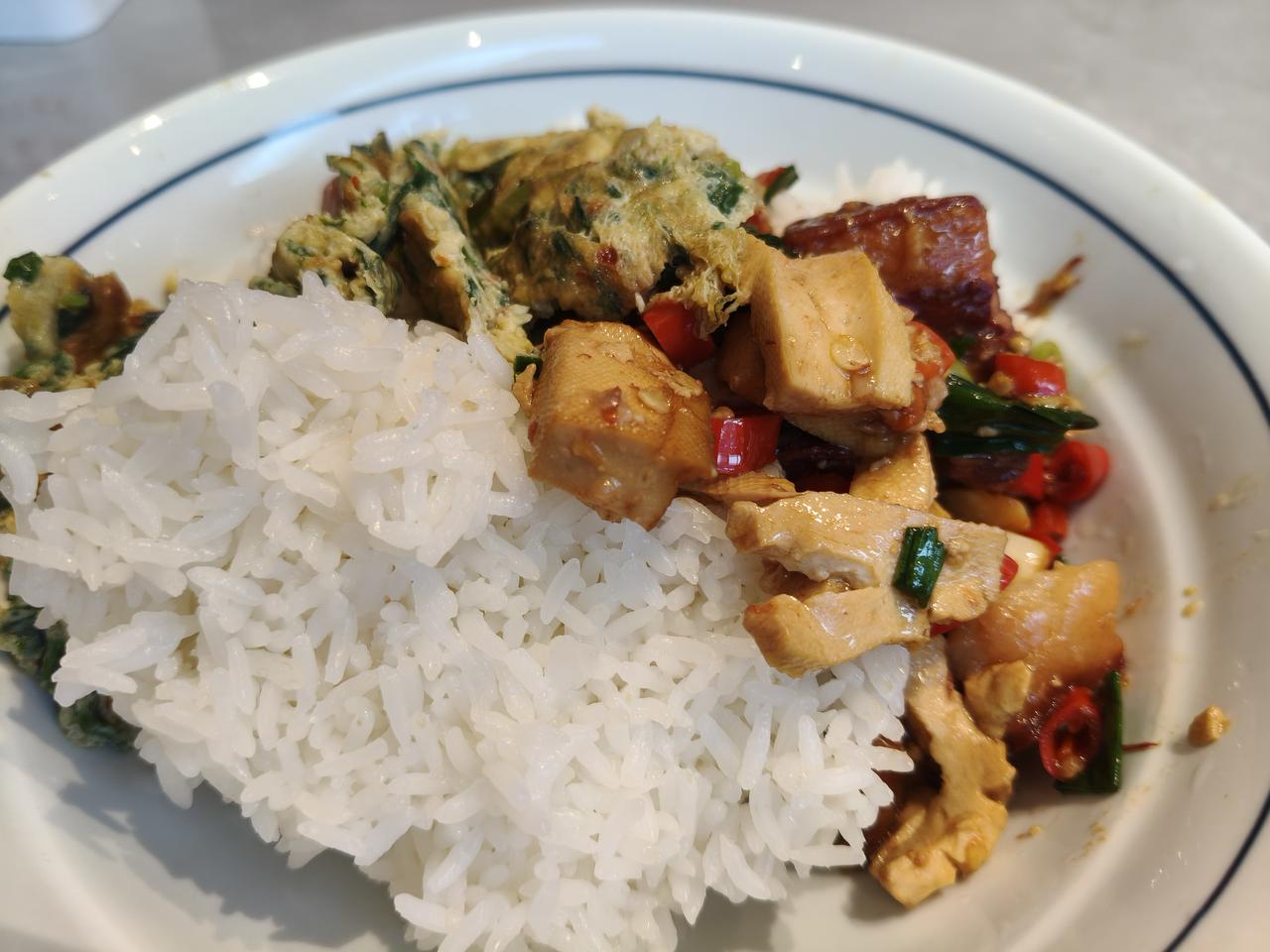 晚饭吃的有滋有味！
今天的晚餐是韮菜炒鸡蛋
豆干炒肉。
    清新爽口，回锅肉