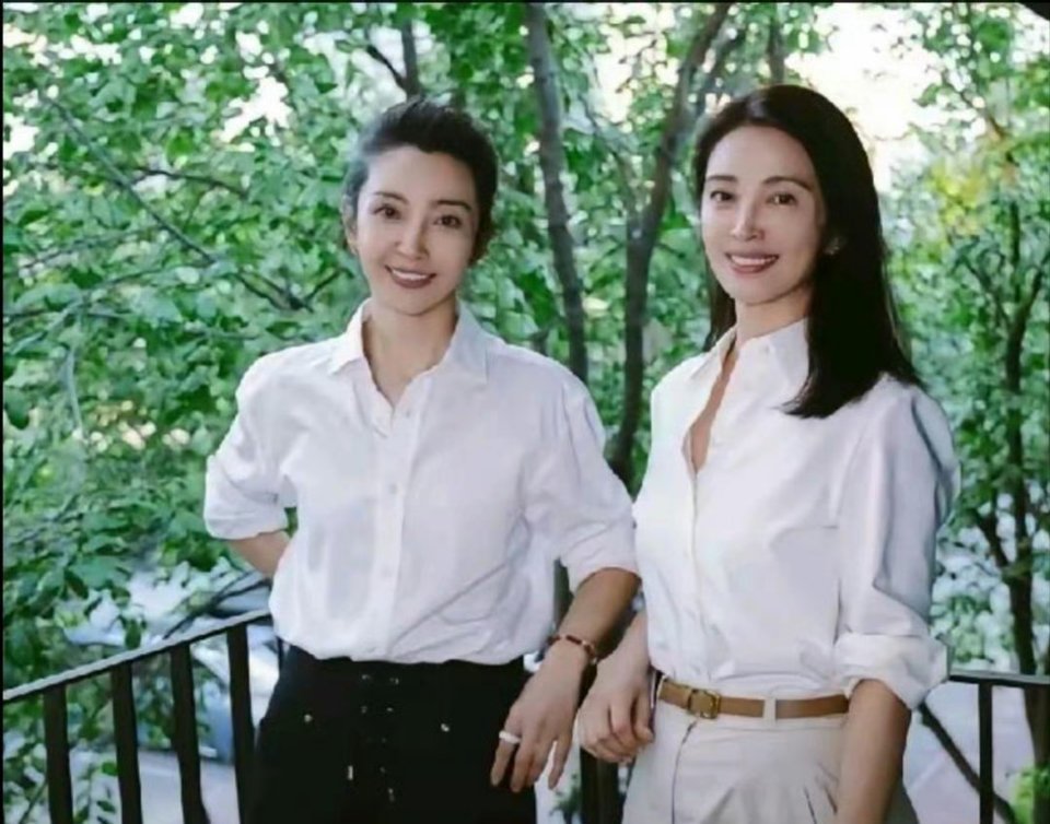 李冰冰和妹妹合照，这脸简直一模一样啊
