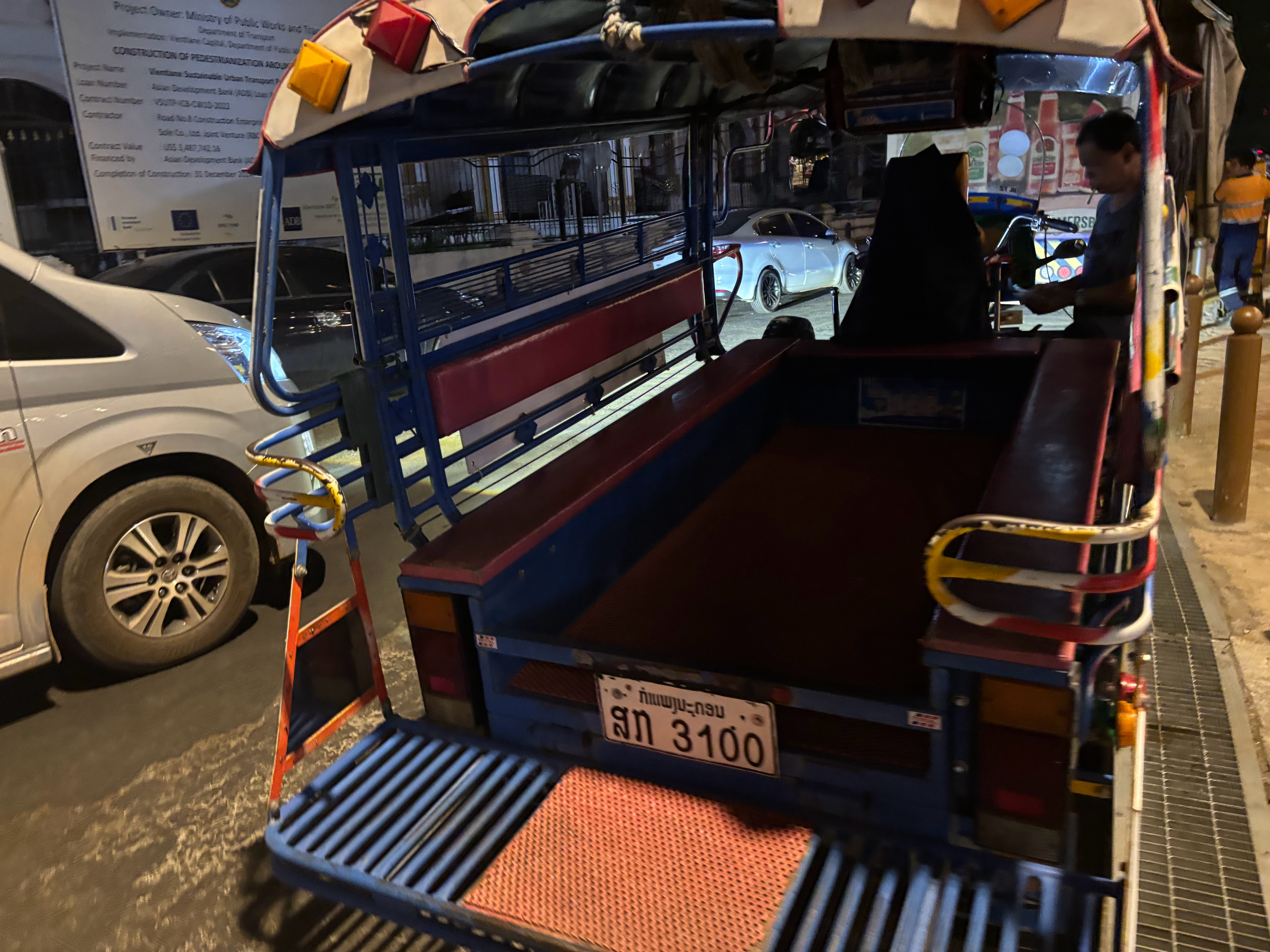 老挝竟然还有开tuktuk拉活儿上世纪的生产工艺高耗能 